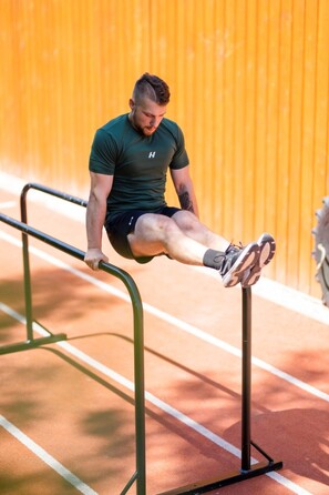 Футболка Nebbia Classic T-shirt 'Reset” Dark Green 327