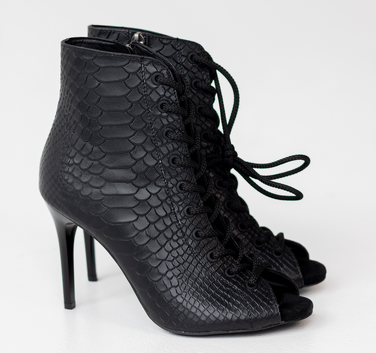Профессиональные ботильоны для High Heels Gentle из натуральной кожи (черная рептилия), с открытым носком и шнуровкой. Каблук 9,3 см, классическая резиновая подошва.