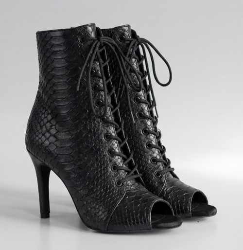 Профессиональные ботильоны для High Heels Gentle из натуральной кожи (черная рептилия), с открытым носком и шнуровкой. Каблук 9,3 см, классическая резиновая подошва.