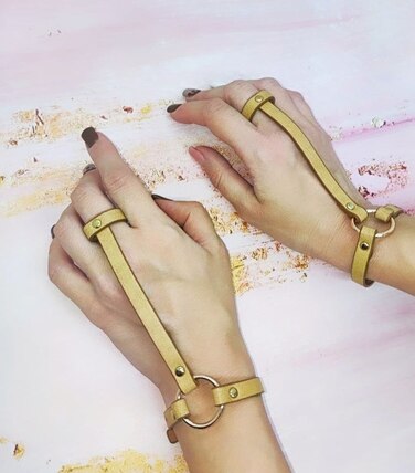 Пара браслетів на зап'ясті та палець Bijoux Indiscrets MAZE Hand Bracelet Harness Brown, екошкіра