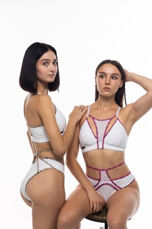 Combo Mesh – Шорти з сіткою та кольоровими стрічками для pole dance, heels і сценічних виступів - біло-рожевий