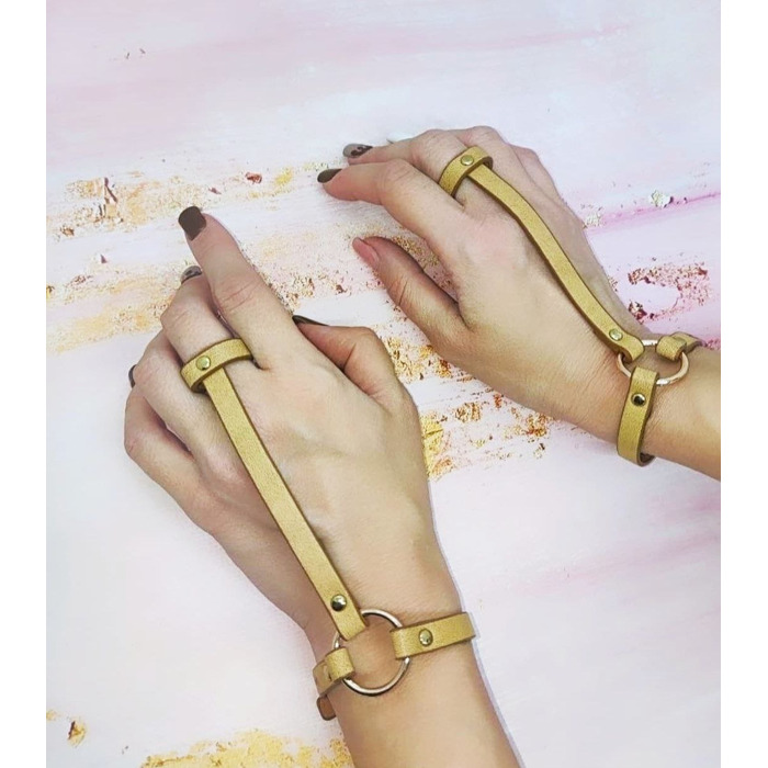 Пара браслетів на зап'ясті та палець Bijoux Indiscrets MAZE Hand Bracelet Harness Brown, екошкіра