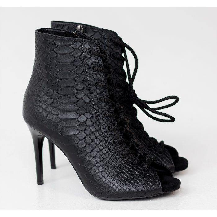 Профессиональные ботильоны для High Heels Gentle из натуральной кожи (черная рептилия), с открытым носком и шнуровкой. Каблук 9,3 см, классическая резиновая подошва.
